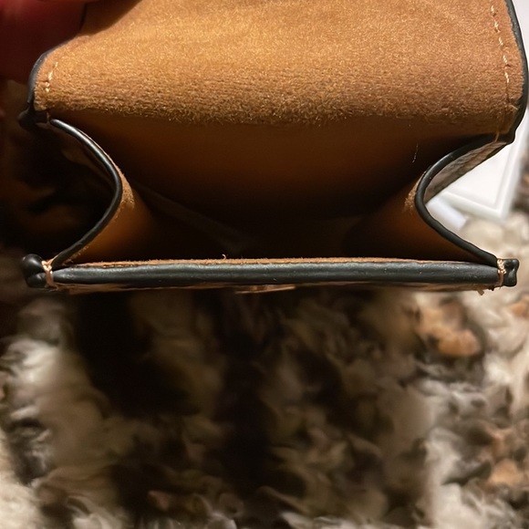 CHEETAH PRINT AIR POD HOLDER - Picture 4 of 4